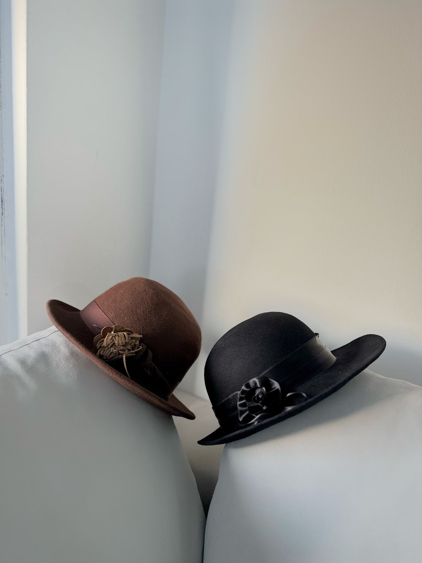 Црна Шапка со Цвет