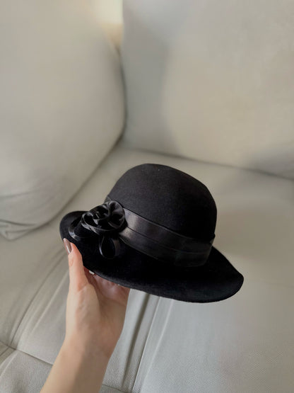 Црна Шапка со Цвет