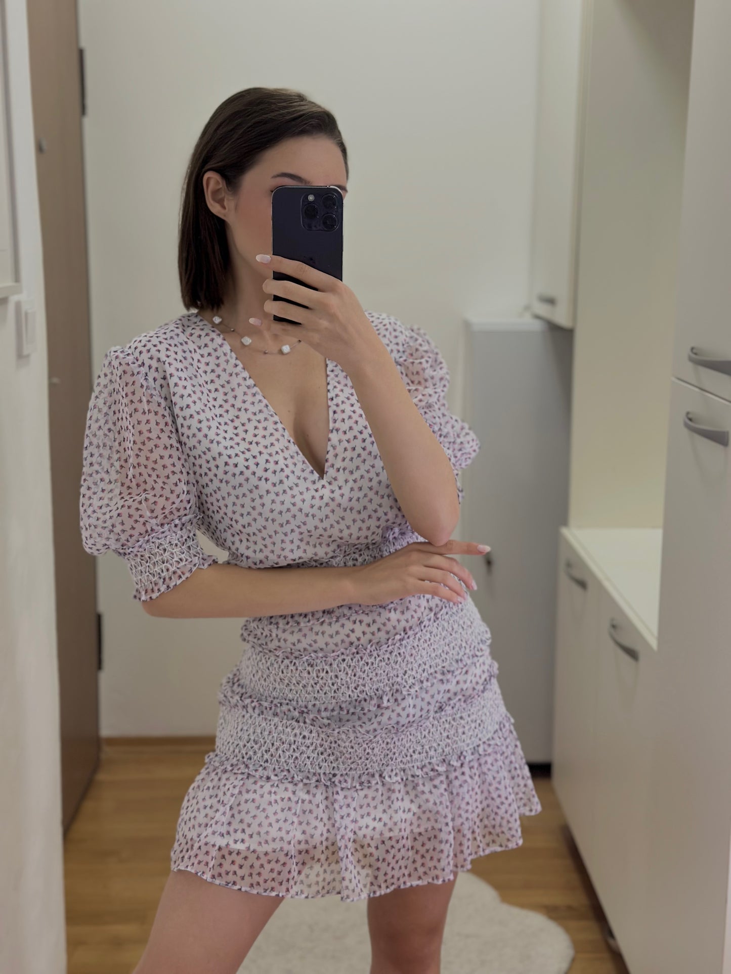 Краток фустан со Бело-Виолетови Тонови