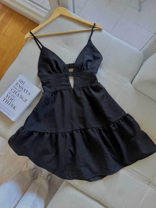 Црн Фустан со Отворен Грб